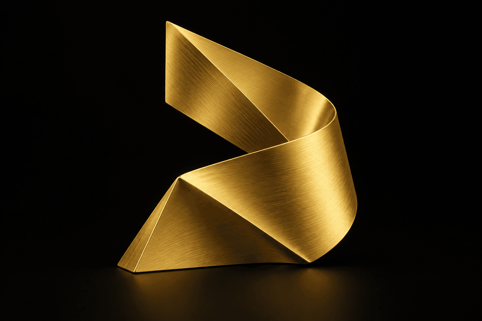 Escultura abstracta de oro cepillado, con pliegues y curvas iluminados sobre negro
